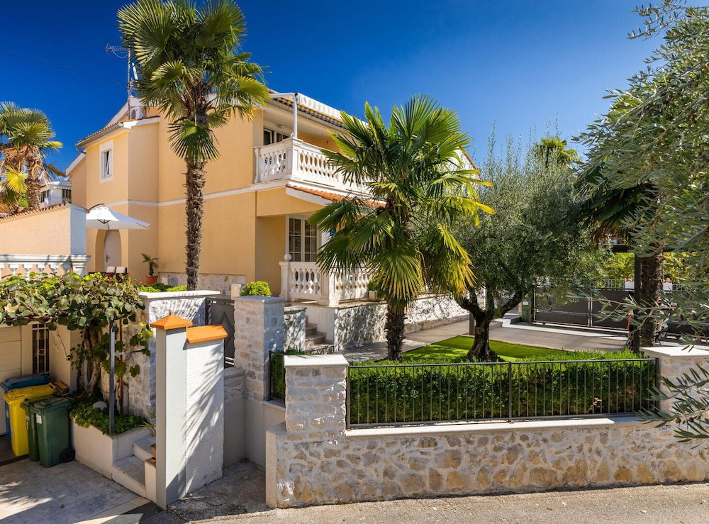 Hotel Apartment In Porec Near Spadici Beach