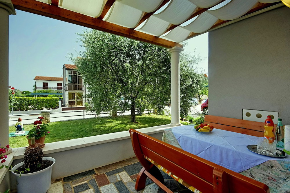 Hotel Sunny Coastal Escape With Shared Garden