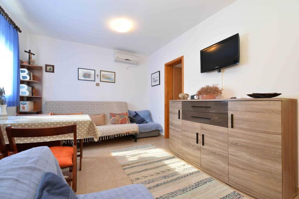 Hotel Spacious Apartment In Murter