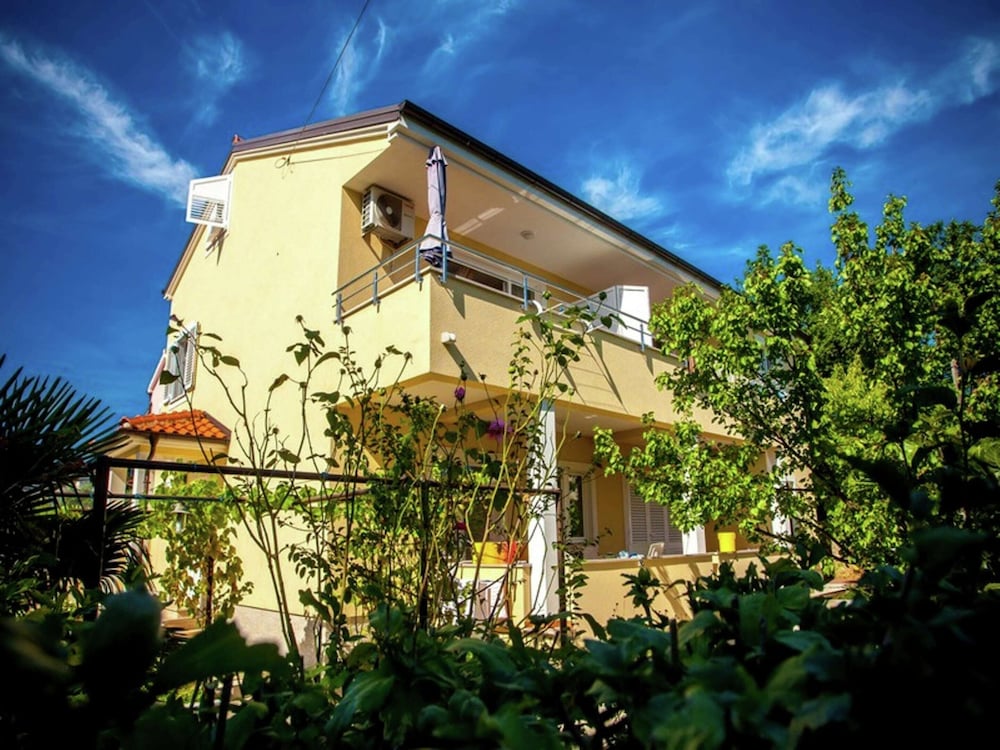 Hotel Spacious Apartment In Vantacici Near Sea
