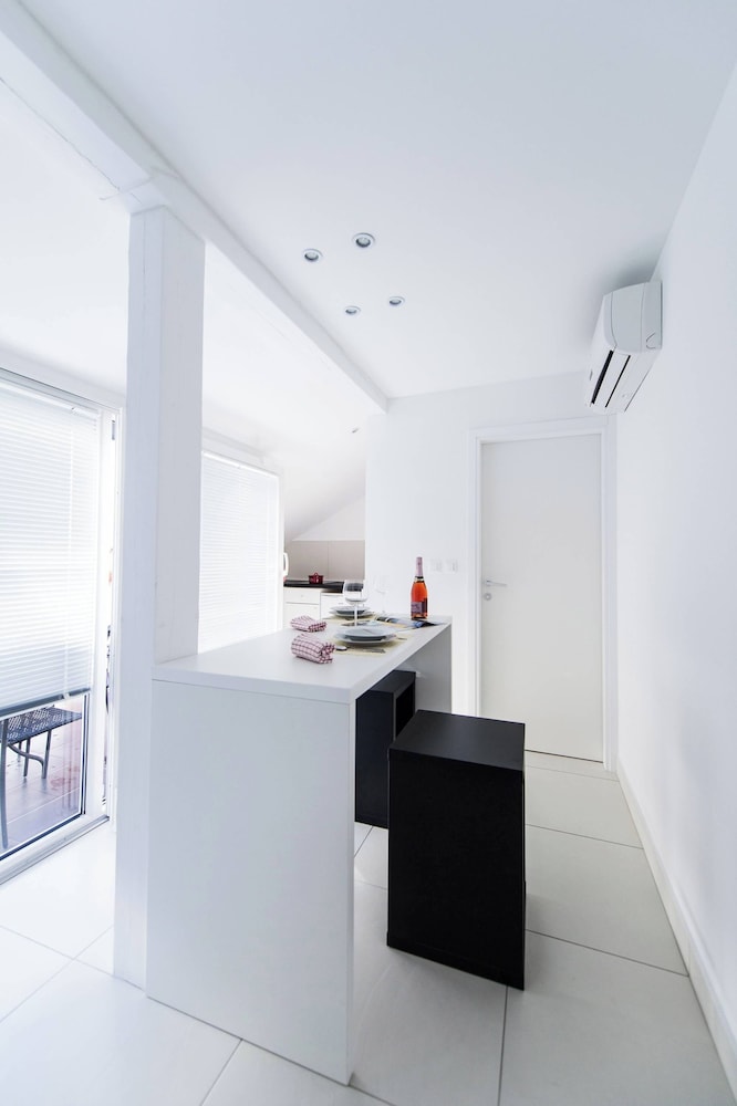 Hotel No5 Town-View Attic Studio