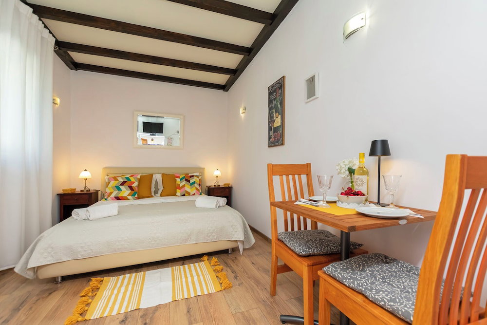Hotel Apartments Cash And Dash