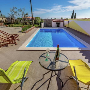 Hotel Detached House With Swimming Pool Near The Sea cazare Vodnjan