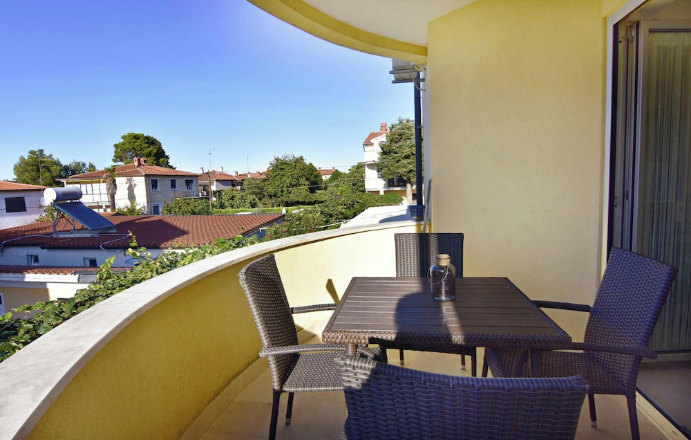 Hotel Apartment With Terrace Near Umag Beach