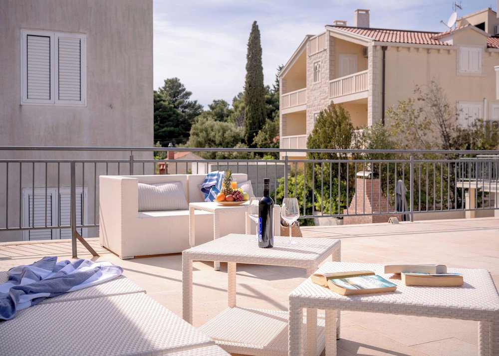 Hotel Beachfront Villa Near Zlatni Rat