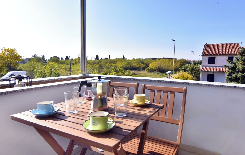 Hotel Quiet Holiday Apartment With Balcony