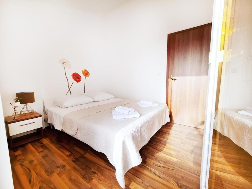 Hotel Holiday House Dora