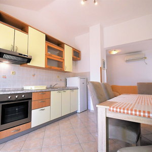 Hotel Apartments Mirjana V cazare Lopar