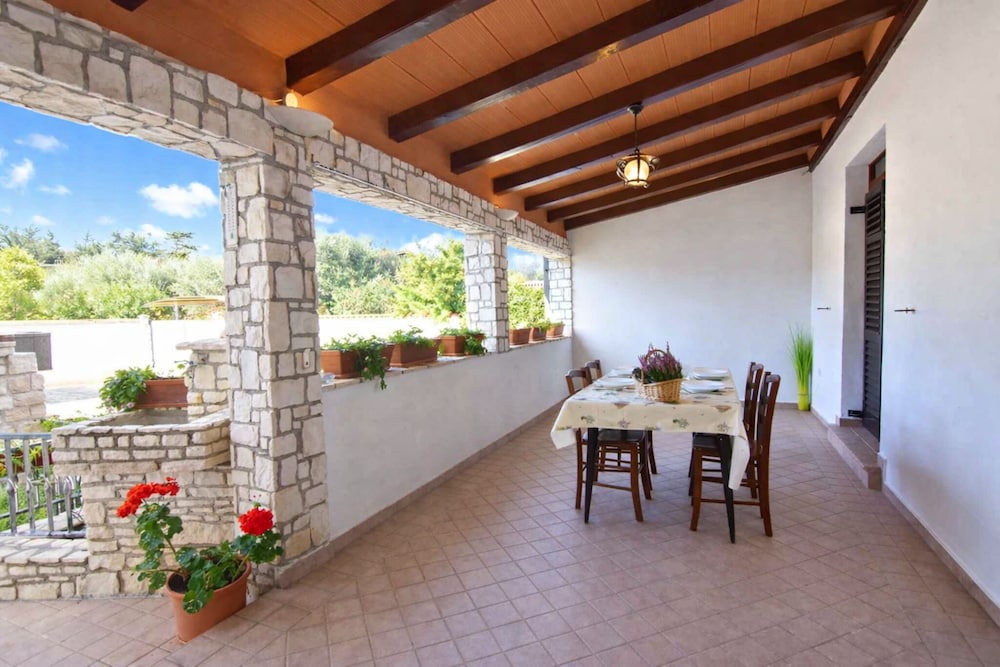 Hotel Comfy Holiday Home In Zambratija