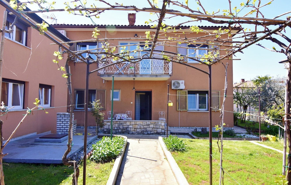 Hotel Ground-Floor Apartment In Umag