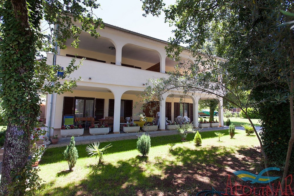 Hotel Apartment In Vantacici Near The Sea