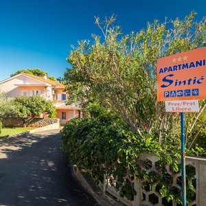 Hotel 1-Bedroom Apartment In Krk - Steps From The Beach! cazare Krk