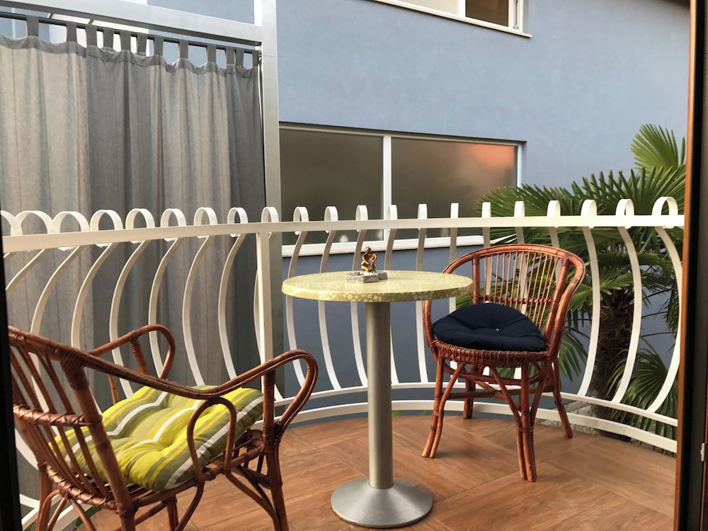 Hotel Colorful Flat With Bell-Shaped Balcony