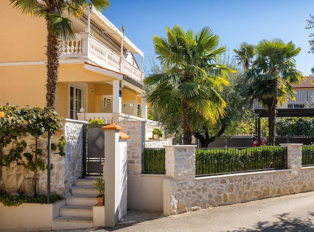 Hotel Apartment In Porec Near The Sea And Beaches