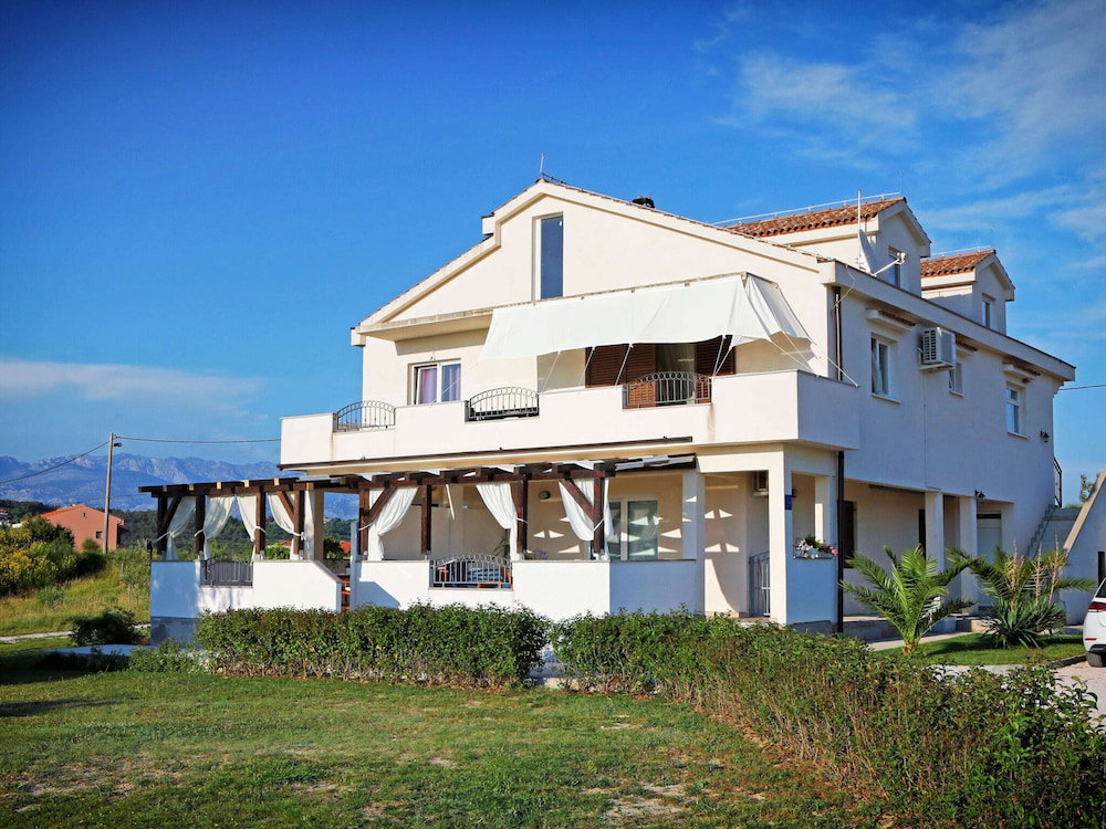 Hotel Modern Ground Floor Apartment With Private Terrace Near The Sea