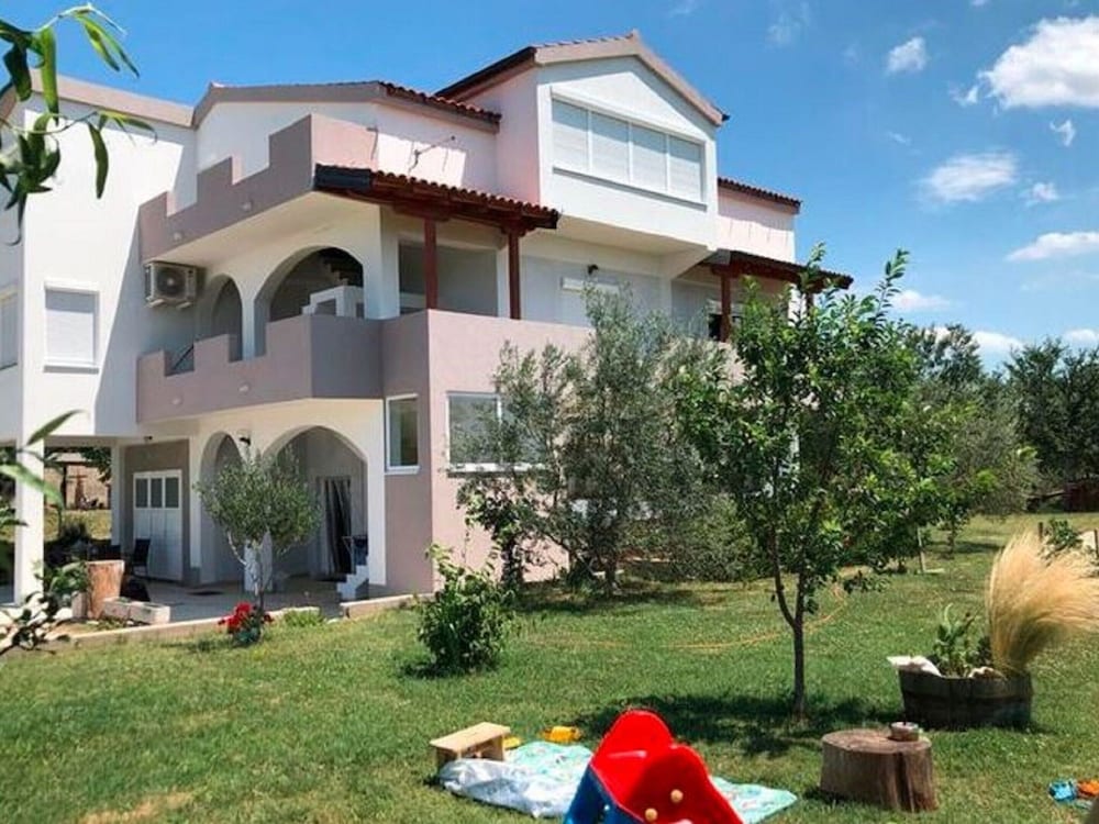 Hotel Delightful Apartment In Radovin With Garden