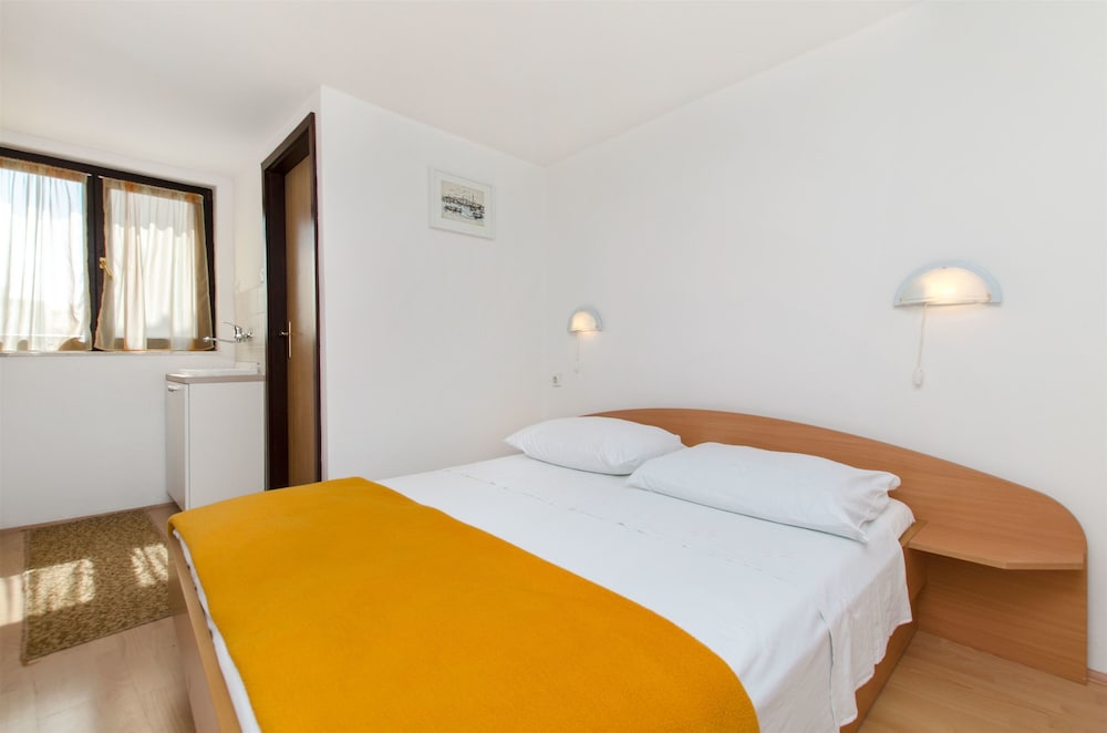 Hotel Apartments And Room Novokmet