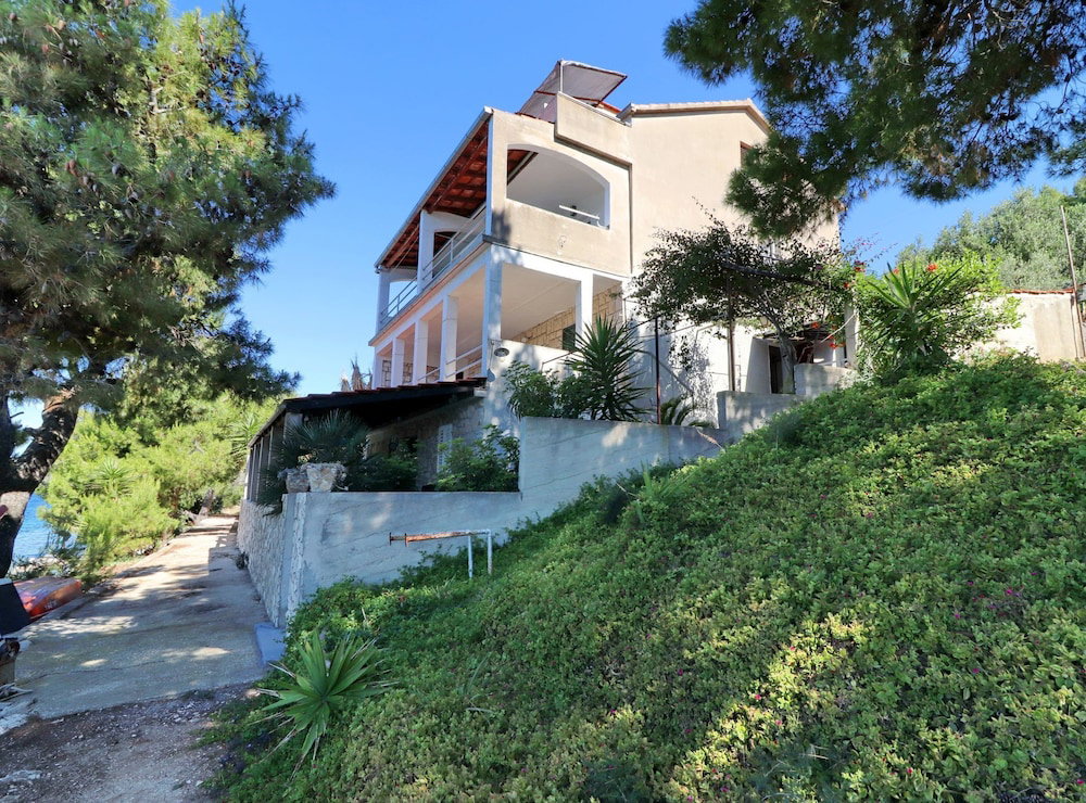 Hotel Apartments Karbuni By The Sea