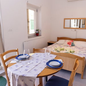 Hotel B Studio Apartment Near The Beach With Sea View cazare Kastel Kambelovac