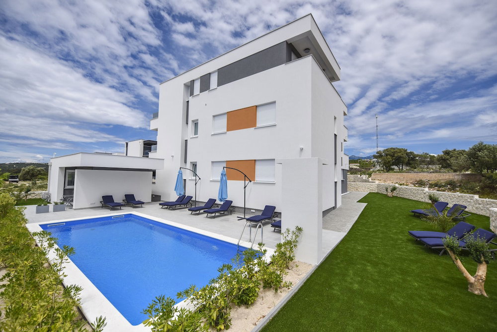 Hotel Pool Apartments & Rooms Mare