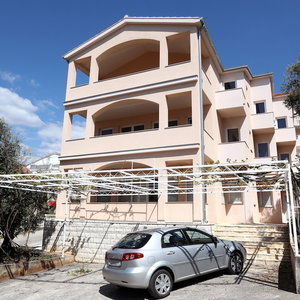 Hotel Beautiful 2-Bed Apartment In Okrug Gornji cazare Okrug Gornji