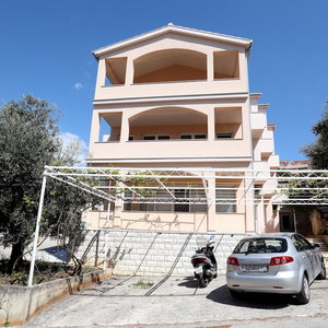 Hotel Lovely 2-Bed Apartment In Okrug Gornji cazare Okrug Gornji