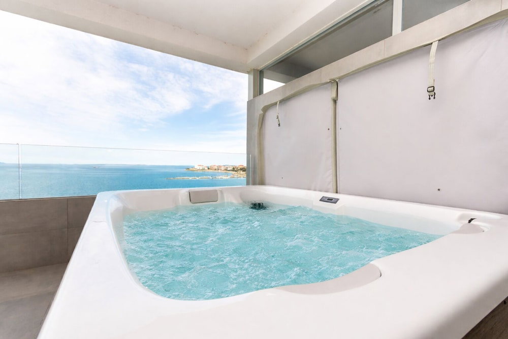 Hotel Apartment Luxury Beachfront Jacuzzi Suite With Sea View