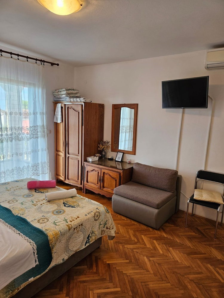 Hotel Cozy Seafront Apartment In Tribunj