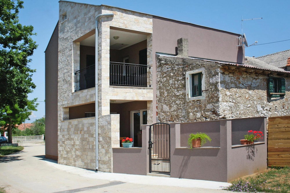 Hotel Holiday Home In Privlaka Near Sandy Beach