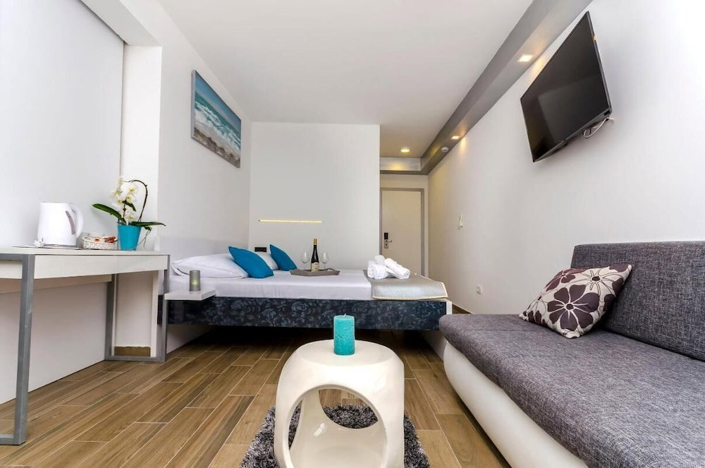 Hotel Room-All Saints Suites B&B Kastela