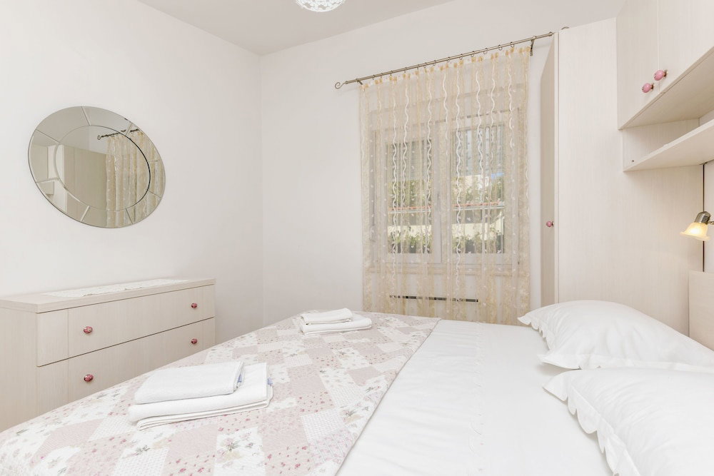 Hotel Apartments Maja