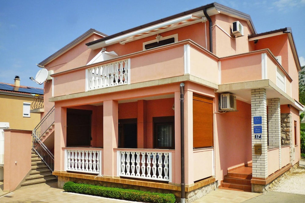 Hotel Apartment In Starigrad Paklenica, National Park