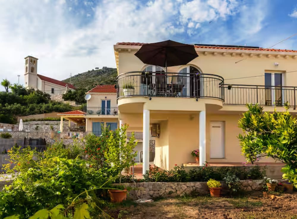 Hotel Mountain House With Sea View