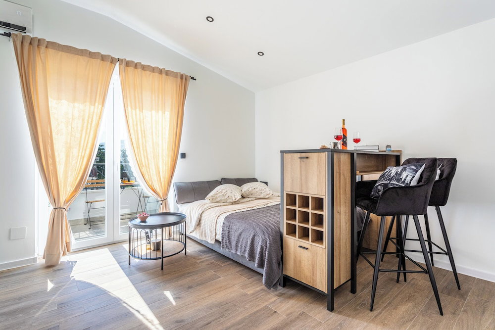 Hotel Studio Petar With Parking And Balcony