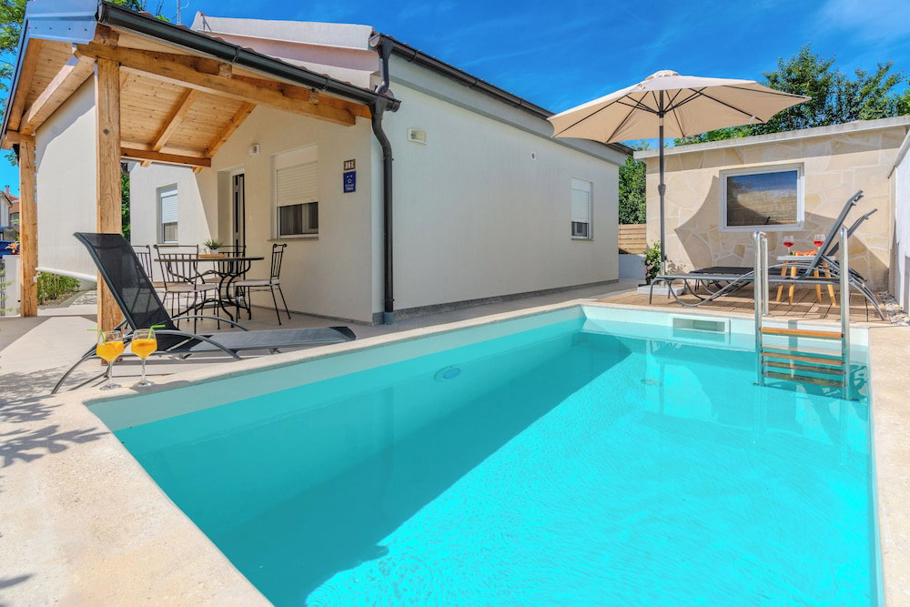 Hotel Holiday Home Ella