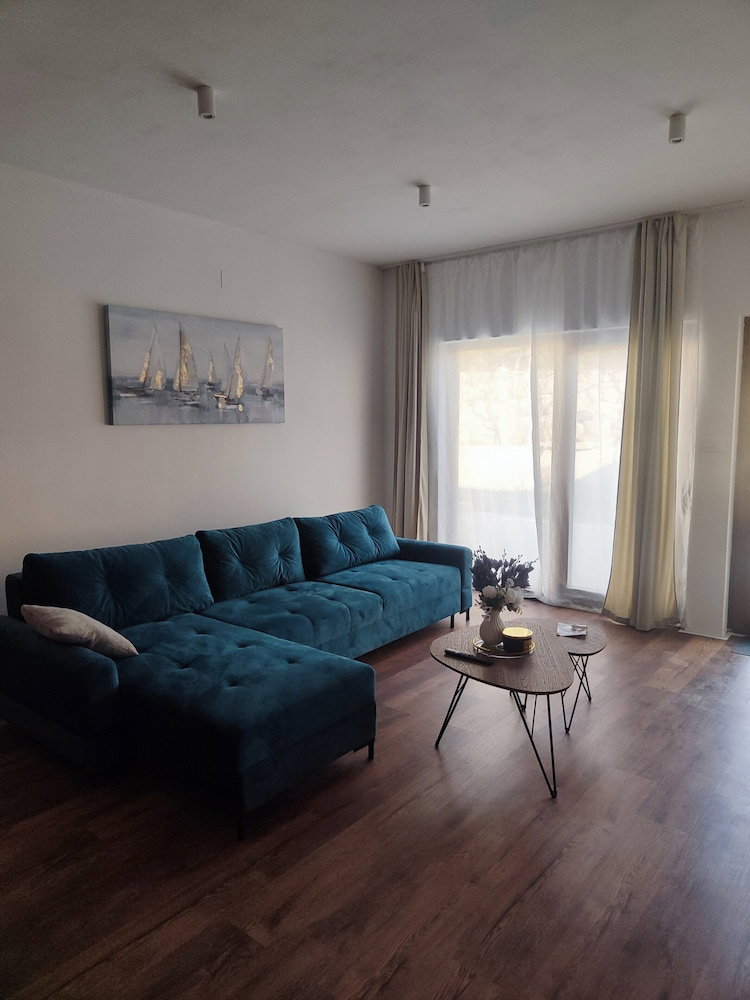 Hotel Two Bedroom Apartment In Karlobag