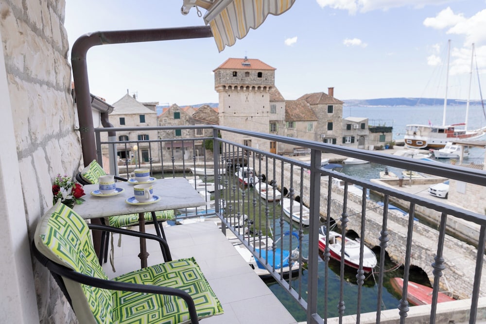 Hotel A Apartment Near Beach With Two Balconies