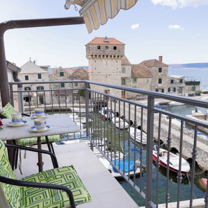 Hotel A Apartment Near Beach With Two Balconies cazare Kastel Kambelovac