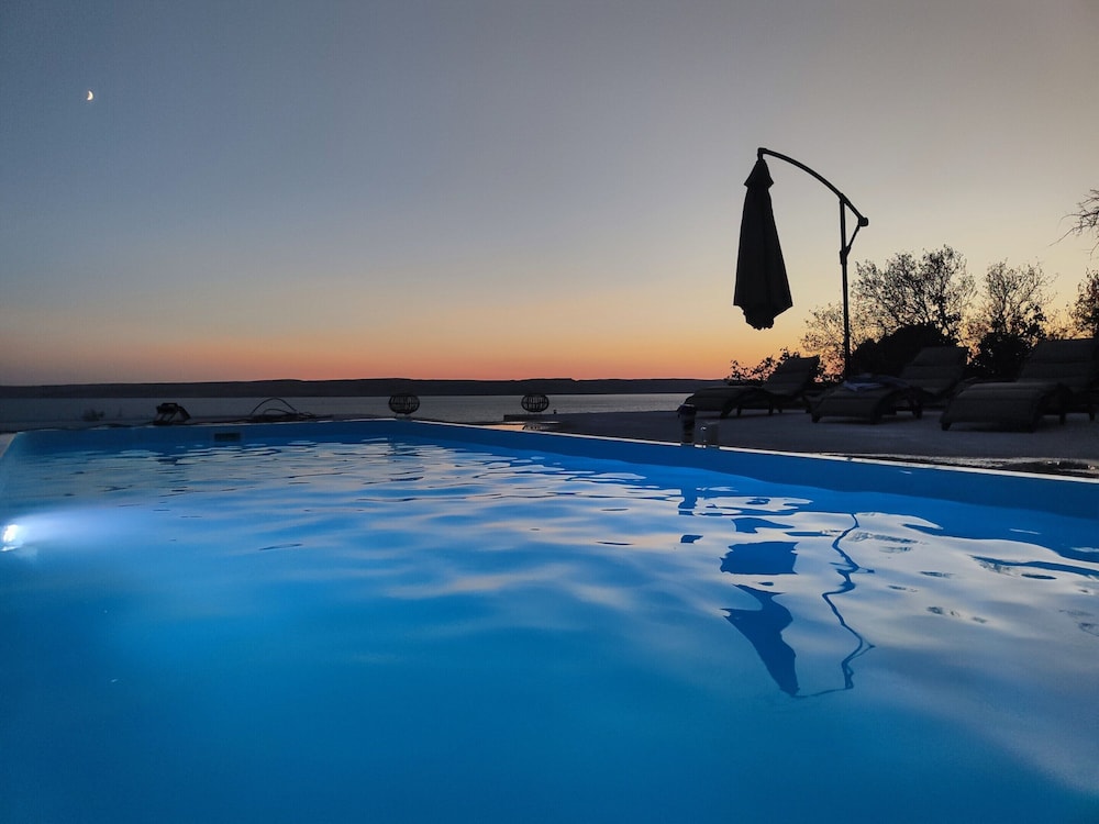 Hotel Apartment With Pool In Karlobag