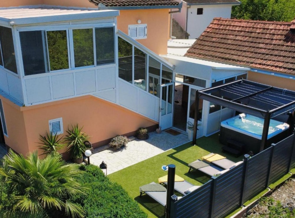 Hotel Holiday Home Dragi With Hot-Tub