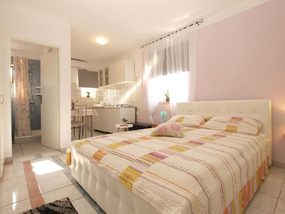 Hotel Cozy Studio Apartment With Private Outdoor Space