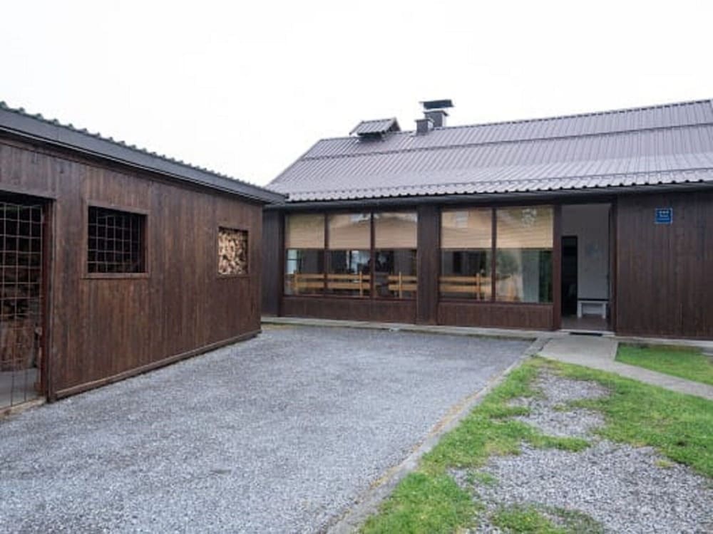 Hotel Cottage In Lovinac Near Paklenica Park