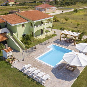 Hotel Charming 2-Bed Apartment cazare Razanac