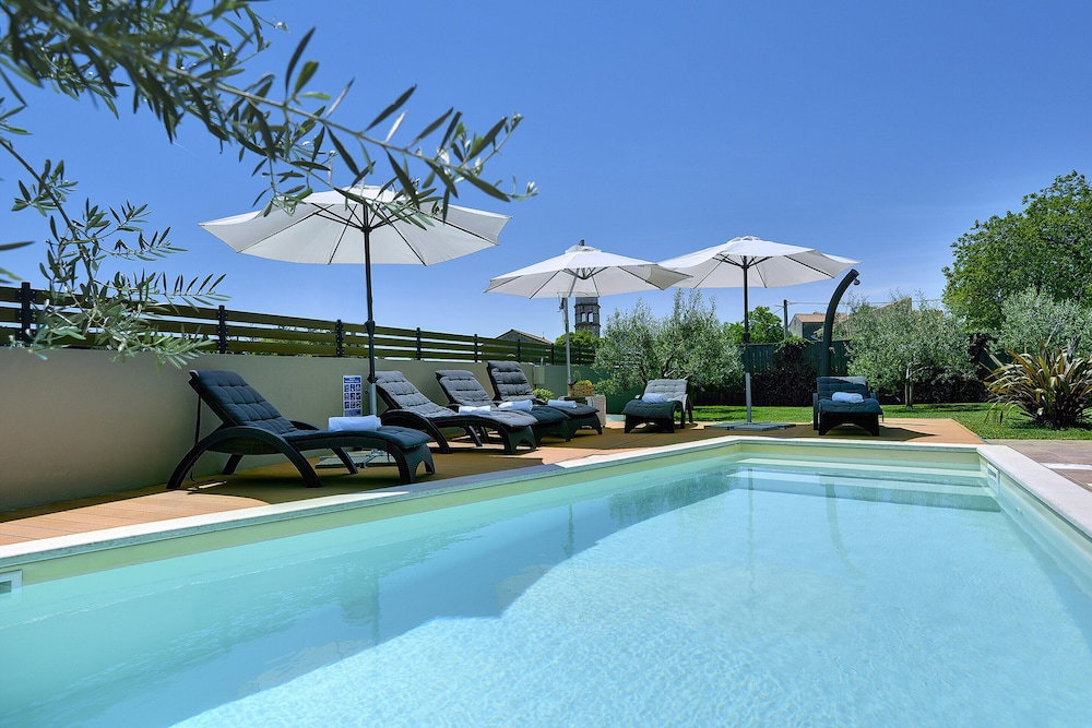 Hotel Superb Modern Villa With Pool, Large Fenced Yard Near The Beach