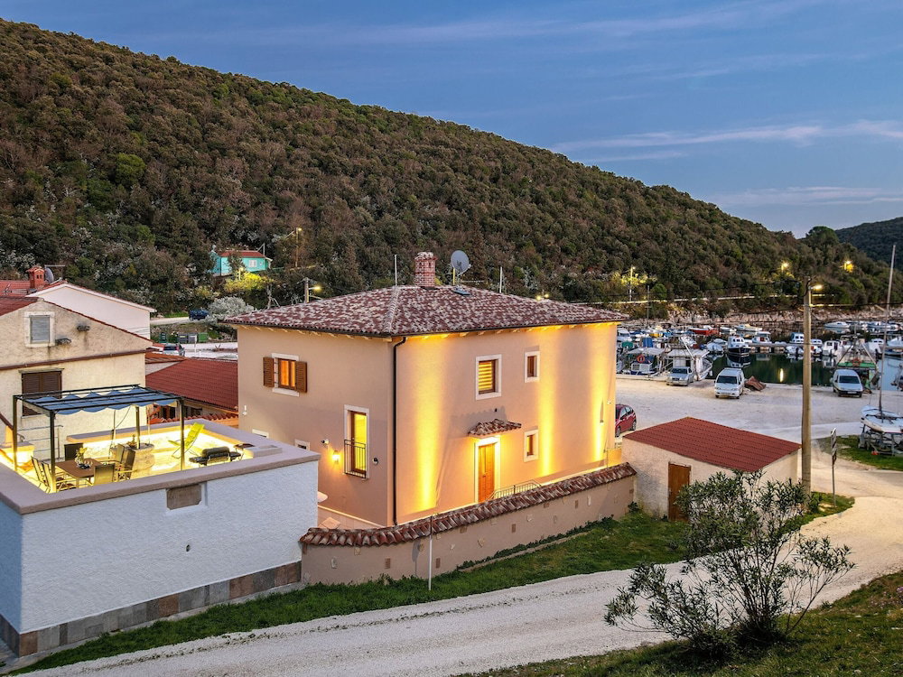 Hotel Villa With Sea Views, Hot Tub, & Roof Terrace