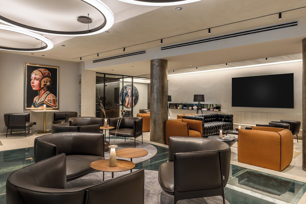 Leon Hotel & Lounge