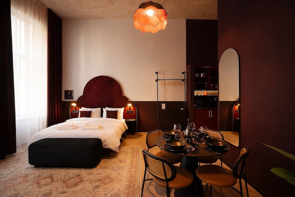 Hotel Maroon & Moss Residence