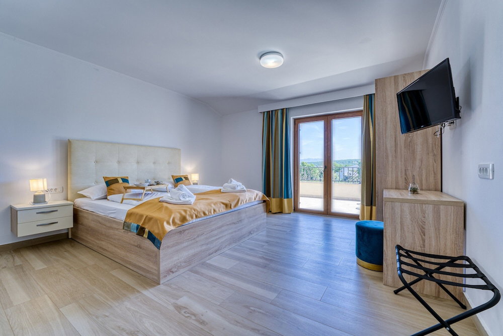 Hotel Villa Mare With Private Pool And Garden