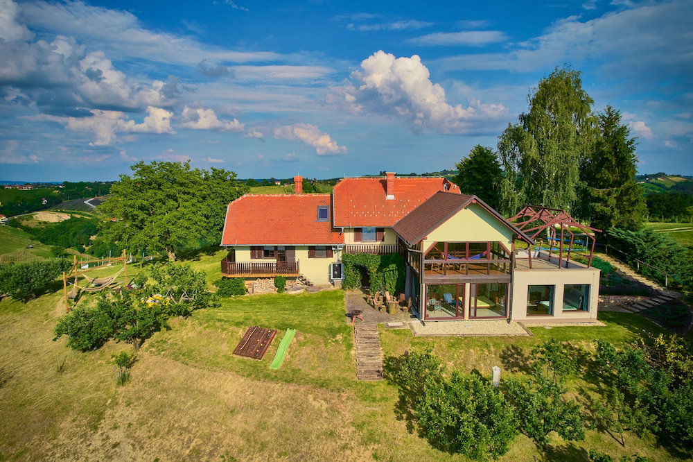 Hotel Vineyard Cottage -Wine Tours -Wellness -Adventures