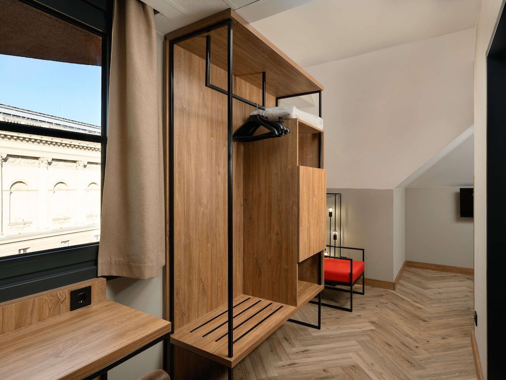 Ibis Budapest Heroes Square